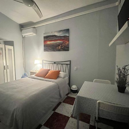 Santa Isabel Low Cost Rooms In Private House Севилья Экстерьер фото