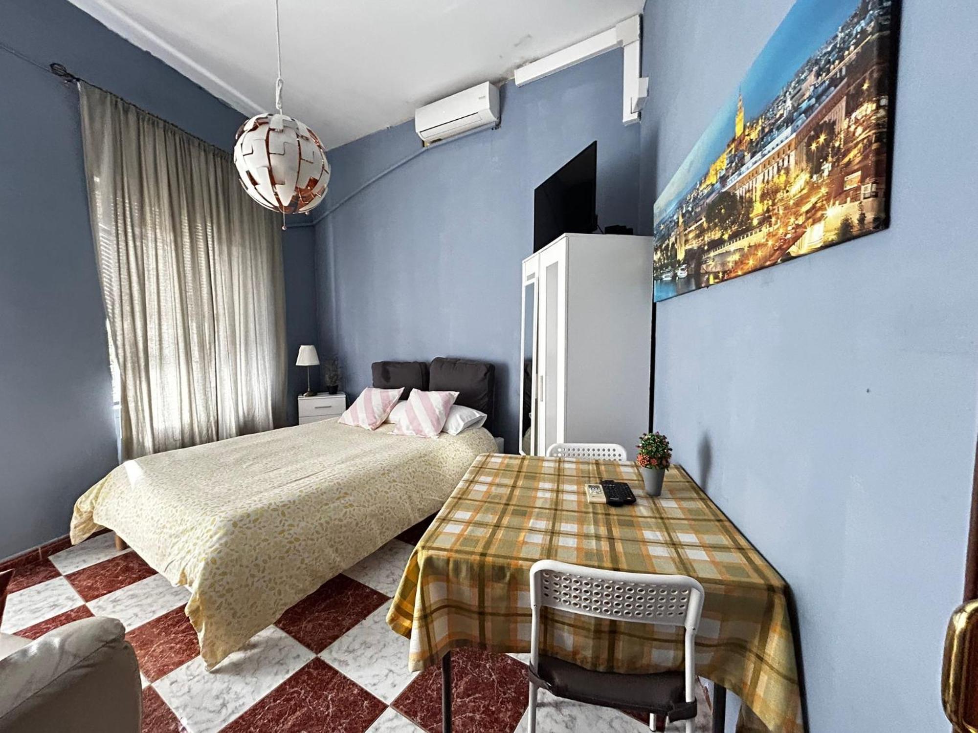 Santa Isabel Low Cost Rooms In Private House Севилья Номер фото