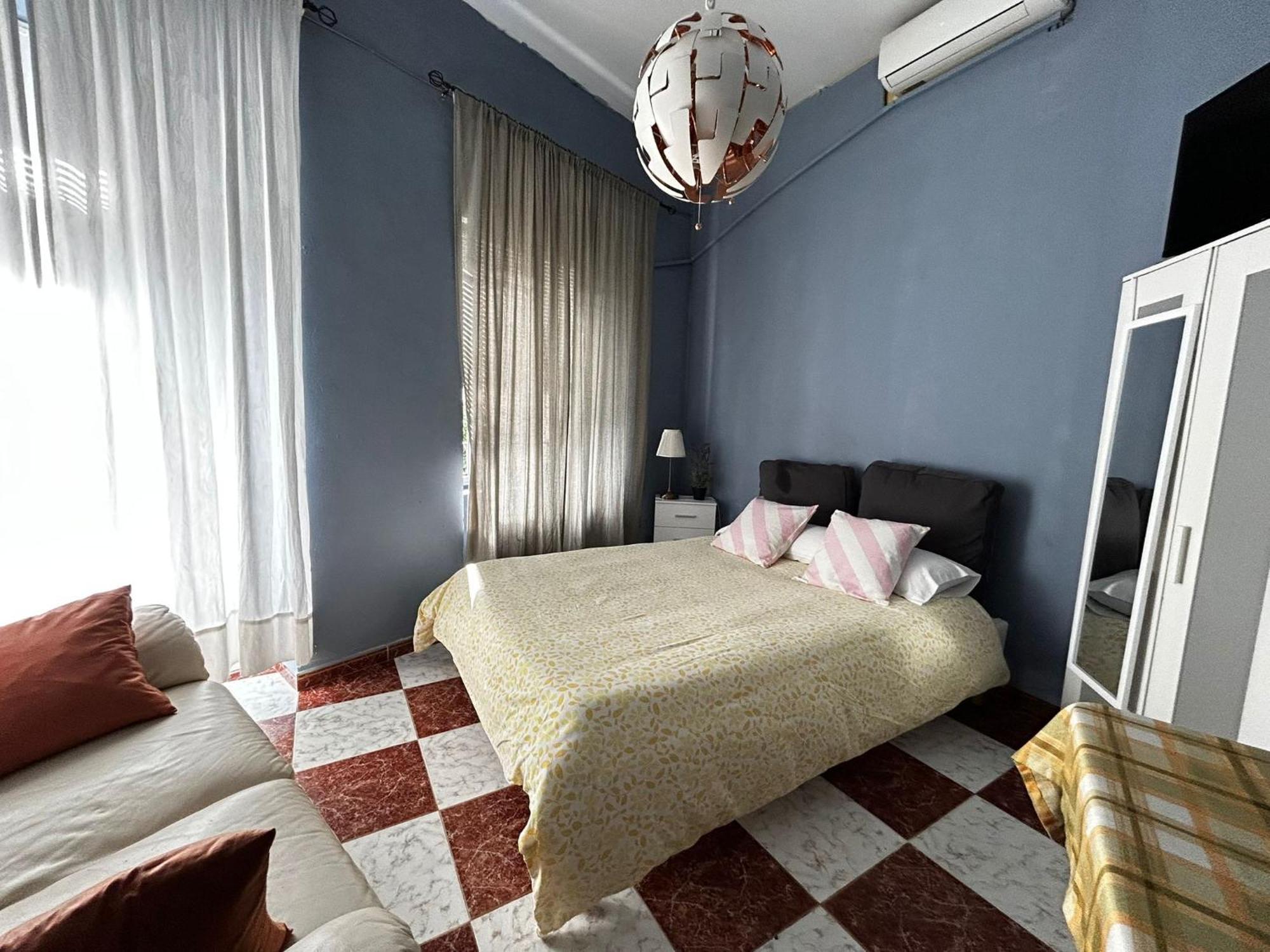Santa Isabel Low Cost Rooms In Private House Севилья Номер фото