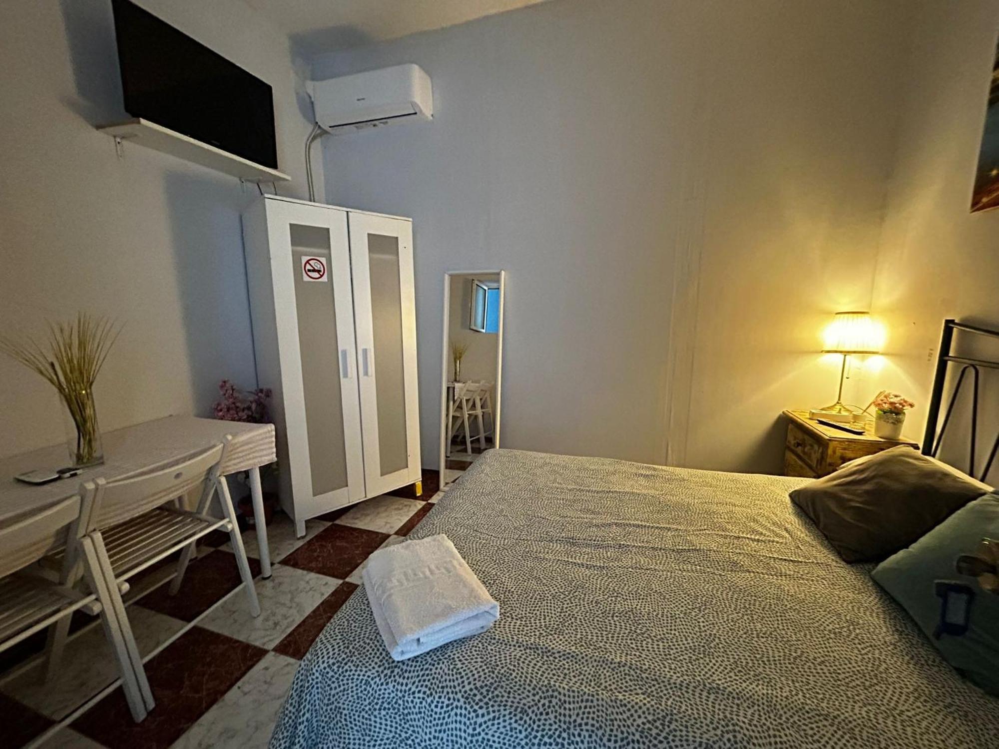 Santa Isabel Low Cost Rooms In Private House Севилья Экстерьер фото