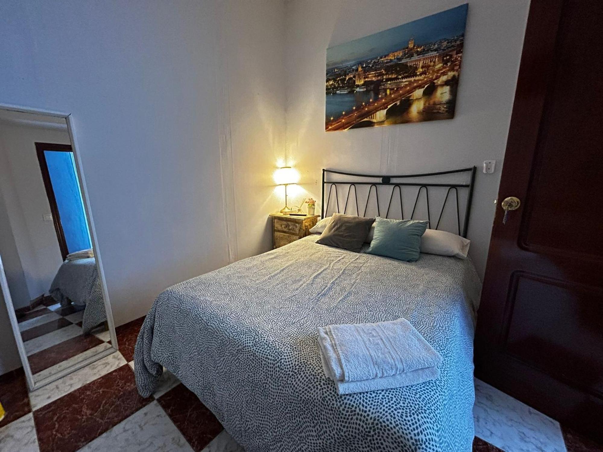Santa Isabel Low Cost Rooms In Private House Севилья Экстерьер фото