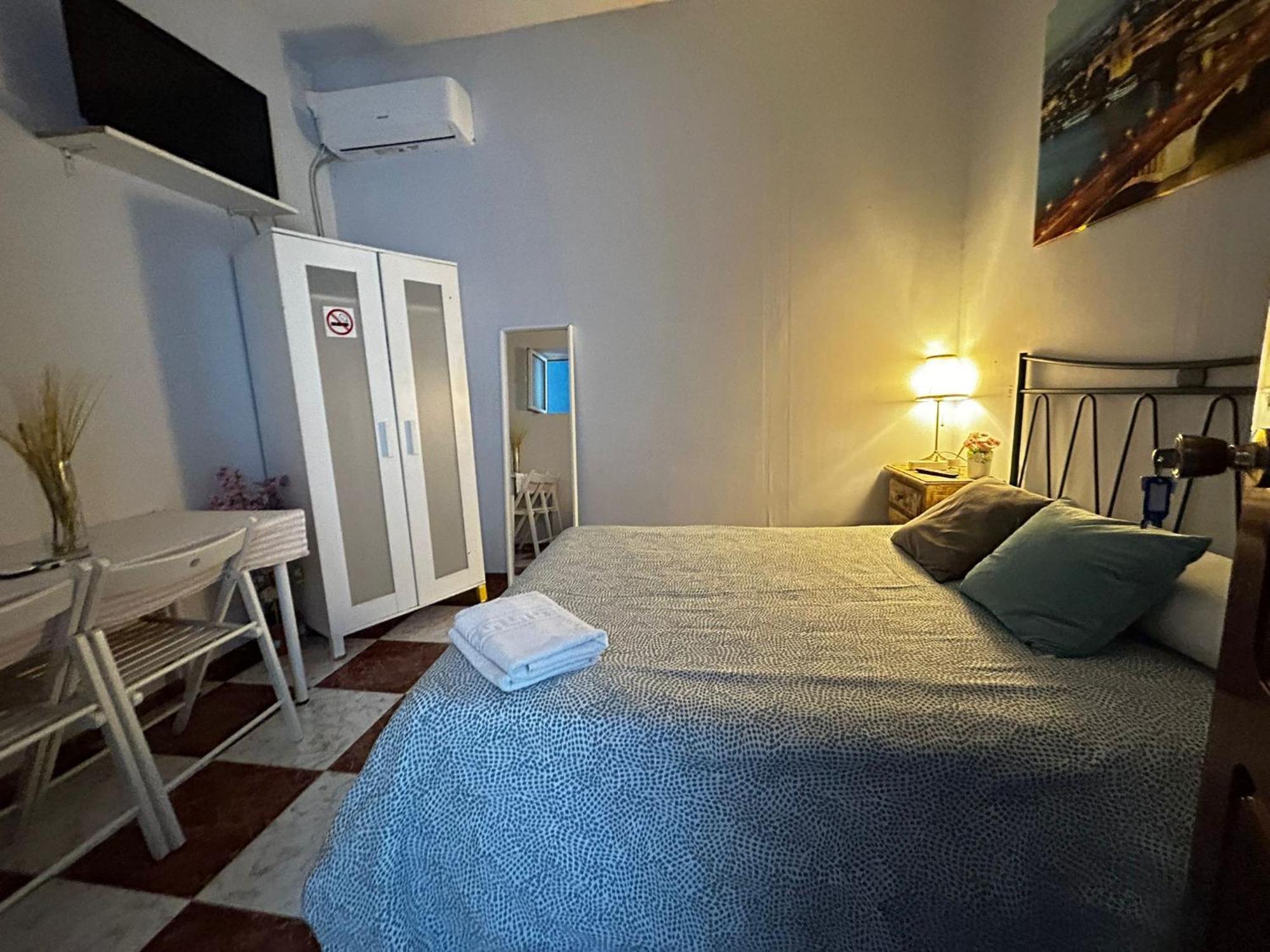 Santa Isabel Low Cost Rooms In Private House Севилья Экстерьер фото