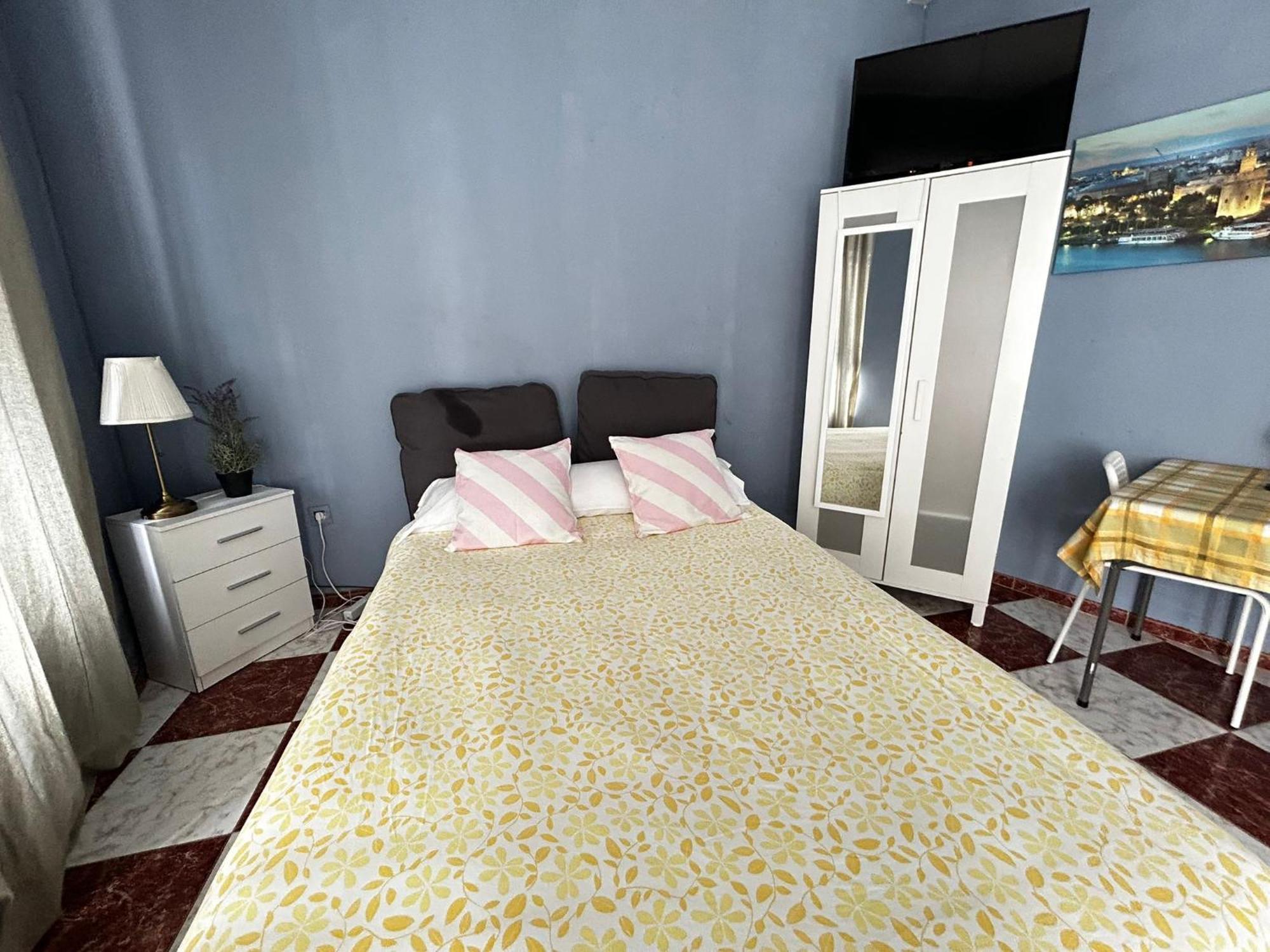 Santa Isabel Low Cost Rooms In Private House Севилья Экстерьер фото