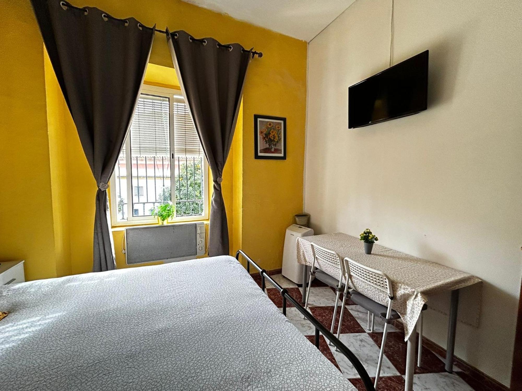 Santa Isabel Low Cost Rooms In Private House Севилья Номер фото