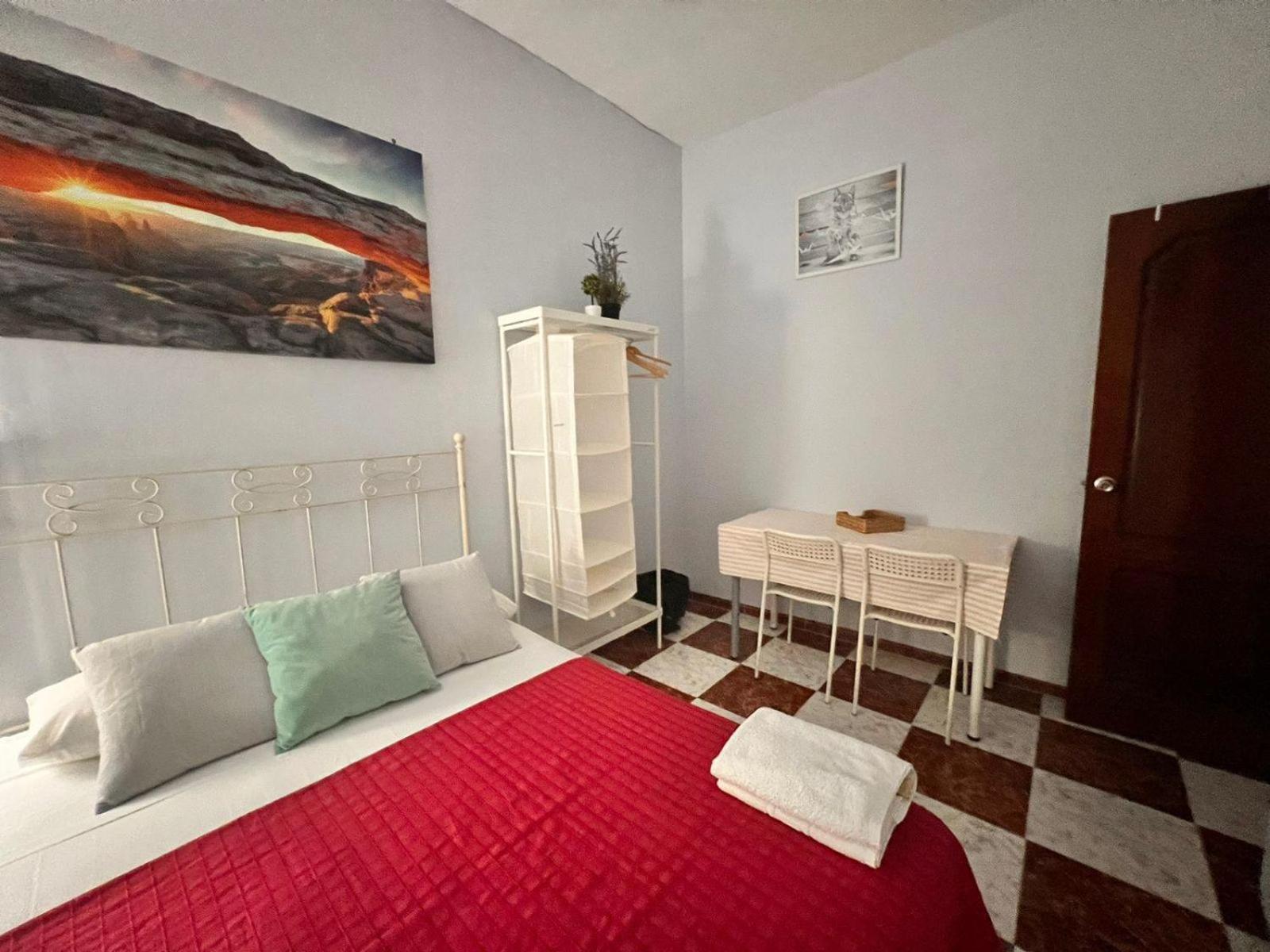 Santa Isabel Low Cost Rooms In Private House Севилья Экстерьер фото