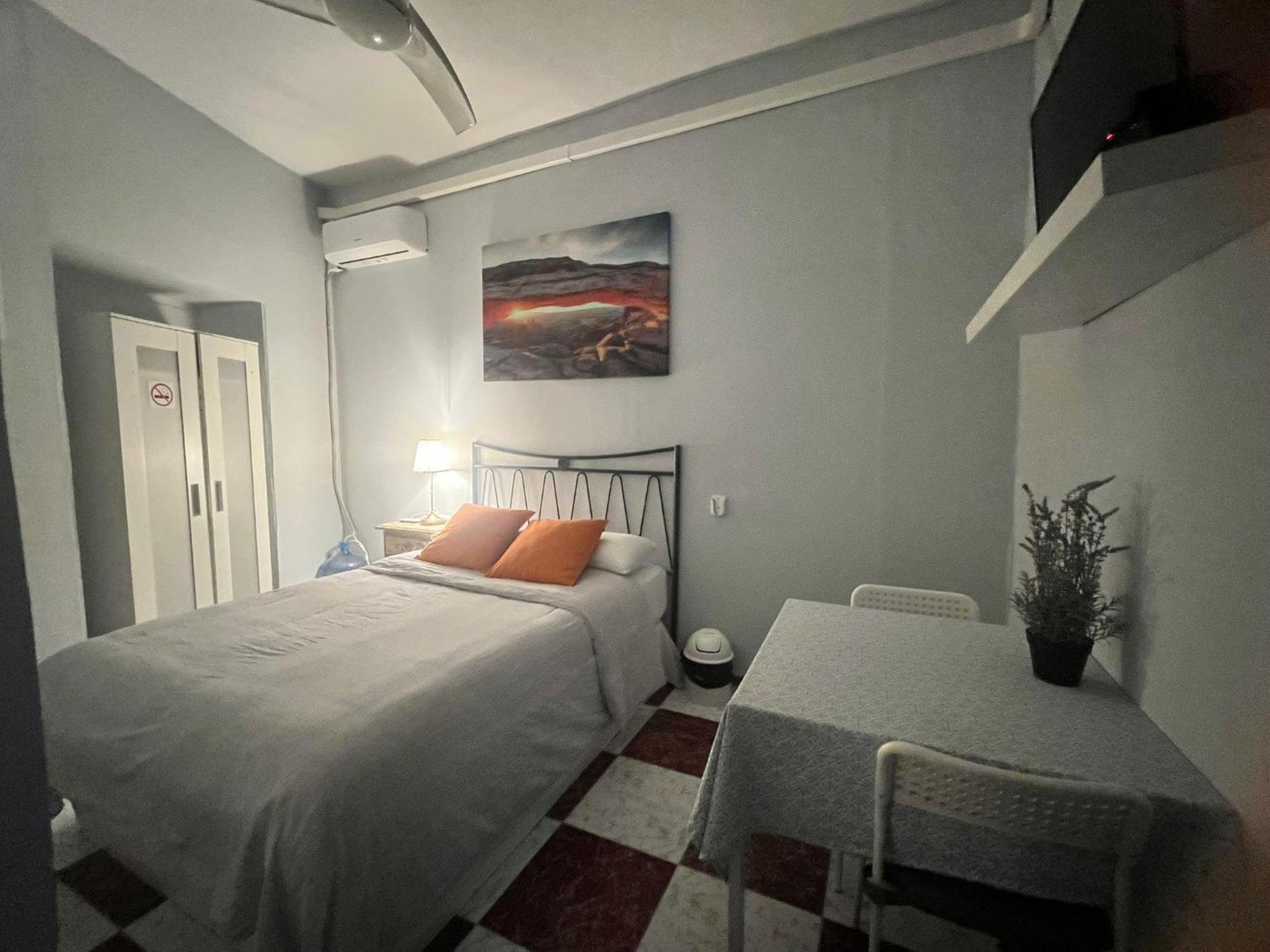 Santa Isabel Low Cost Rooms In Private House Севилья Экстерьер фото