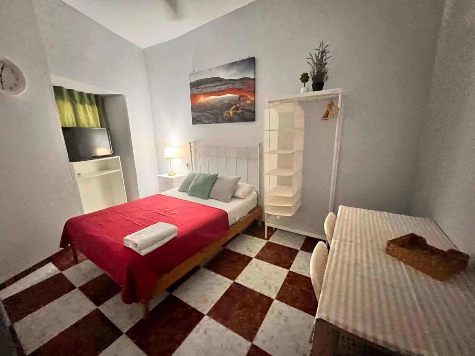Santa Isabel Low Cost Rooms In Private House Севилья Экстерьер фото